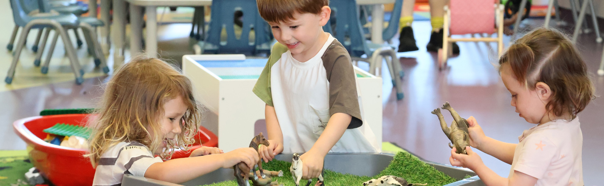 3 children playing with toys in the crèche